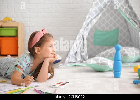 Nettes kleines Mädchen Bilder zu Hause ausmalen Stockfoto