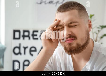 Menschen leiden unter Kopfschmerzen zu Hause Stockfoto