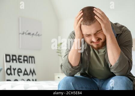 Menschen leiden unter Kopfschmerzen zu Hause Stockfoto