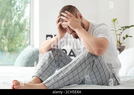 Menschen leiden unter Kopfschmerzen zu Hause Stockfoto