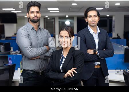 Selbstbewusste indische Geschäftsfrau, die vor ihren Bürokollegen steht, selektiver Fokus, Unternehmensumfeld, Teammitglieder, Geschäftsbüro. Stockfoto