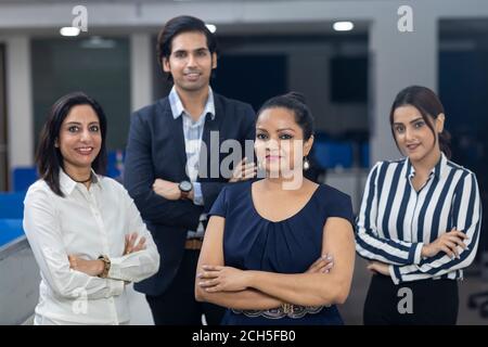 Selbstbewusste indische Geschäftsfrau, die vor ihren Bürokollegen steht, selektiver Fokus, Unternehmensumfeld, Teammitglieder, Geschäftsbüro. Stockfoto