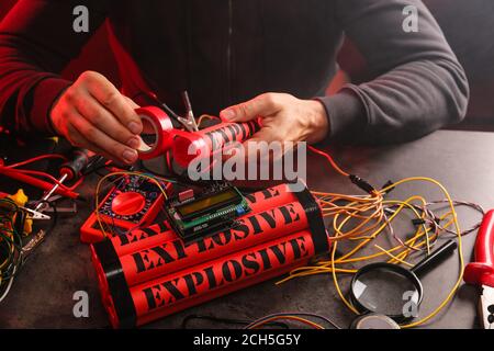 Terrorist macht Bombe am Tisch Stockfoto