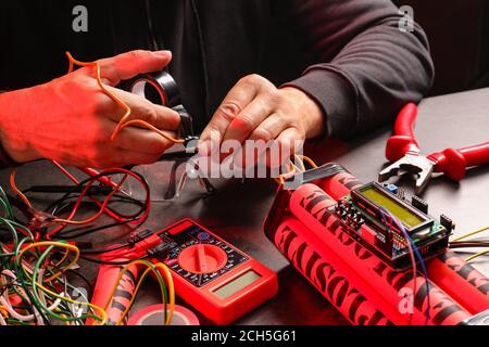 Terrorist macht Bombe am Tisch Stockfoto