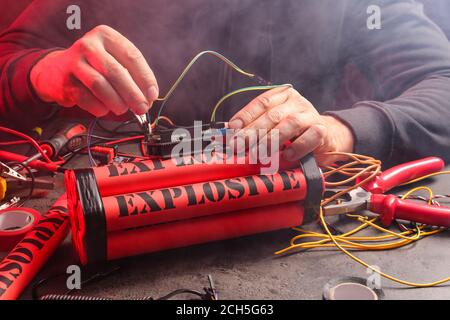 Terrorist macht Bombe am Tisch Stockfoto