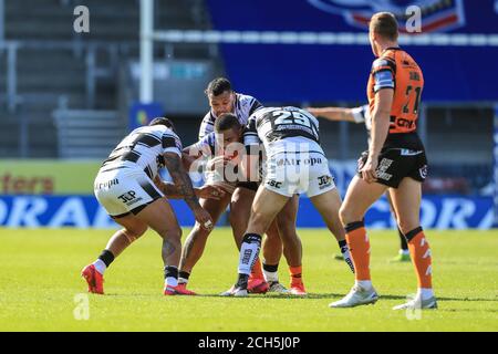 Peter Mata’utia (3) von Castleford Tigers wird von Gareth angegangen Ellis (29) von Hull FC Stockfoto