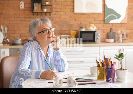 Senior Frau Bild in der Küche Stockfoto