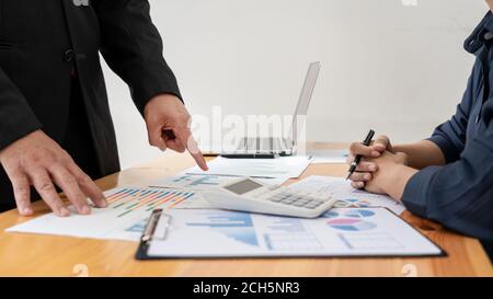 Business Professionals sitzen am Tisch mit Kollegen zusammen Brainstorming an Projekt diskutieren und Planungskonzept im Büro. Stockfoto