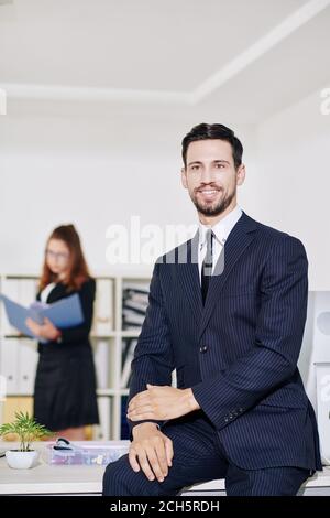 Selbstbewusster junger Unternehmer Stockfoto
