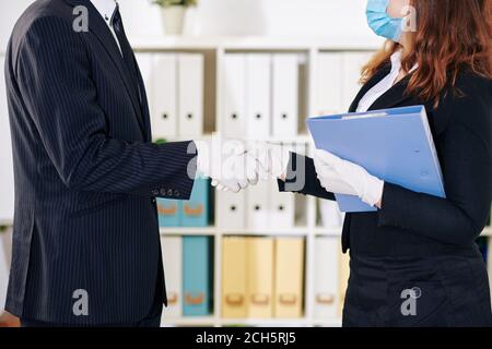Hände in Gummihandschuhen schütteln Stockfoto