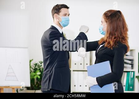 Geschäftsleute, die Ellenbogenstoß machen Stockfoto