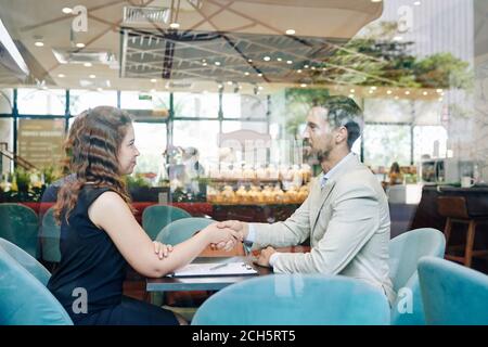 Geschäftspartner, die Hände schütteln Stockfoto