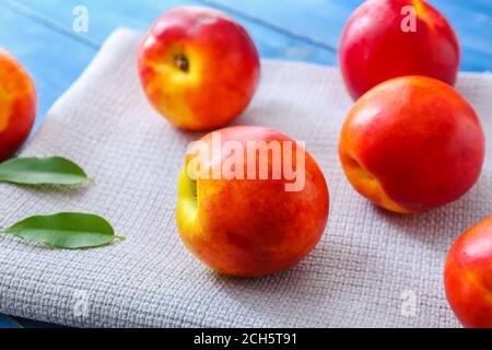 Süße reife Nektarinen auf dem Tisch Stockfoto