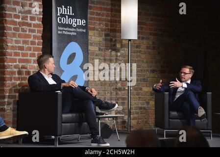 Köln, Deutschland. September 2020. Virologe Prof. Dr. med. Hendrik Streeck, l-r, und der Philosoph Markus Gabriel sprechen und diskutieren auf phil.COLOGNE, dem internationalen Festival für Philosophie.Quelle: Horst Galuschka/dpa/Alamy Live News Stockfoto