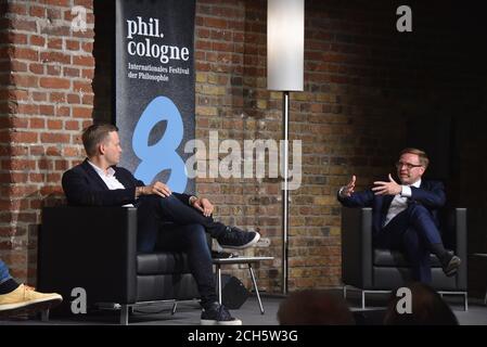 Köln, Deutschland. September 2020. Virologe Prof. Dr. med. Hendrik Streeck, l-r, und der Philosoph Markus Gabriel sprechen und diskutieren auf phil.COLOGNE, dem internationalen Festival für Philosophie.Quelle: Horst Galuschka/dpa/Alamy Live News Stockfoto