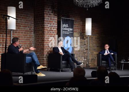 Köln, Deutschland. September 2020. Moderator Jürgen Wiebike, l-r, Virologe Prof. Dr. med. Hendrik Streeck und der Philosoph Markus Gabriel sprechen und diskutieren auf phil.COLOGNE, dem internationalen Festival für Philosophie.Quelle: Horst Galuschka/dpa/Alamy Live News Stockfoto