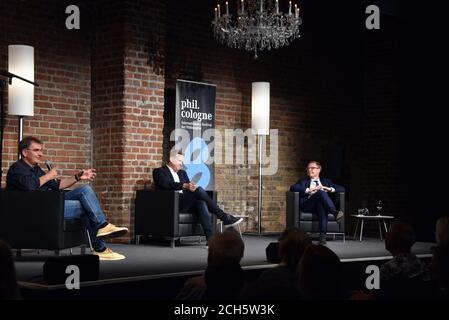 Köln, Deutschland. September 2020. Moderator Jürgen Wiebike, l-r, Virologe Prof. Dr. med. Hendrik Streeck und der Philosoph Markus Gabriel sprechen und diskutieren auf phil.COLOGNE, dem internationalen Festival für Philosophie.Quelle: Horst Galuschka/dpa/Alamy Live News Stockfoto