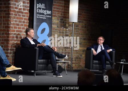 Köln, Deutschland. September 2020. Virologe Prof. Dr. med. Hendrik Streeck, l-r, und der Philosoph Markus Gabriel sprechen und diskutieren auf phil.COLOGNE, dem internationalen Festival für Philosophie.Quelle: Horst Galuschka/dpa/Alamy Live News Stockfoto