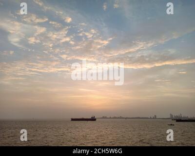 Sonnenuntergang in mumbai Hafen und Frachtschiffe Stockfoto