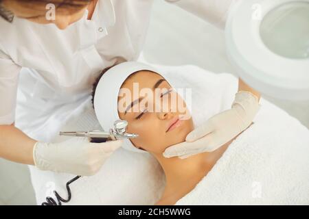 Schöne Frau bekommen Verfahren der Sauerstofftherapie im Schönheitssalon Stockfoto