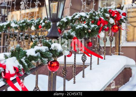 Weihnachten Stadtbild - Dekoration Geländer Veranda am Vorabend des Urlaubs. Weihnachtskugeln und Bänder. Winterurlaub. Stockfoto