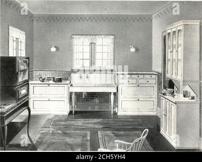 . Bauen mit Sicherheit . Mas gründlich wie das Büro und Werkstatt. Vergleichen Sie Ihre Küche mit einem Schreibtisch oder einer Werkbank – Ihre Schränke mit Dateien oder einer Werkzeugkiste. Im Geschäftsbetrieb ist alles sofort einsatzbereit – kein zielloses Laufen. Ist zu Hause weniger verdient als Geschäft? Der gut geplante Einbauküchenschrank sollte nicht übersehen werden. In vielen der kleineren Wohnungen ist es Schrank und Speisekammer kombiniert. Richtig platziert inits Beziehung zu sinken und Reichweite spart es countlesssteps im Laufe eines Tages Arbeit. Bei der Anstellung von Dienststellen ist die Beständigkeit gewährleistet. Verschiedene Designs sind auf dem abgebildet Stockfoto