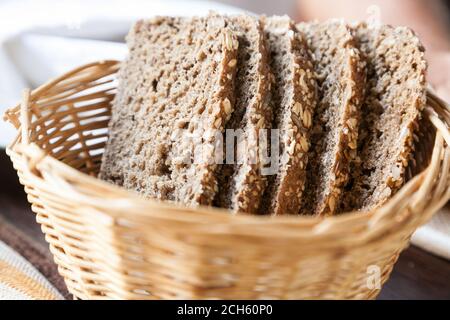 Scheiben Vollkornbrot in gewebten Korb mit selektiven Fokus Stockfoto