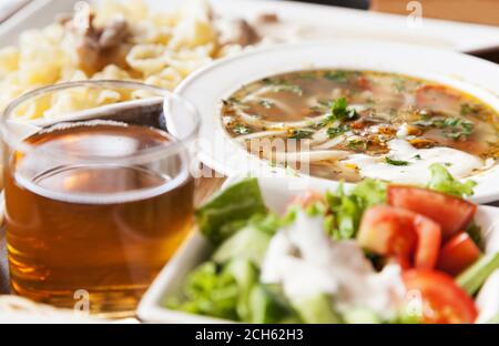 Mittagessen Set Suppe mit Nudeln und Salat mit selektiven Fokus Stockfoto