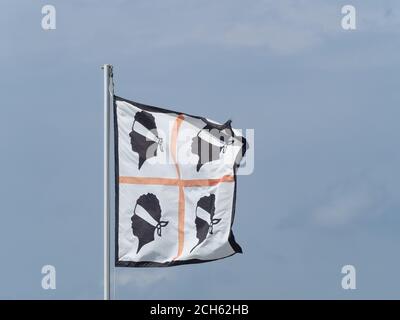 Die Sardinien Flagge flattert im Wind. Genannt die Flagge der vier Mauren stellt die Insel Sardinien (Italien) Stockfoto