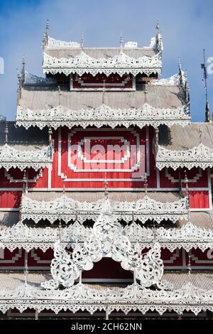 Malerisch geschnitzte silberne Zinnfliesen, Dach- und Fenstermarkisen des alten buddhistischen Tempels. Wat Phrathat Doi Kong Mu, Mae Hong Son, Thailand. Stockfoto