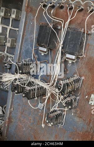 Alte rostige elektrischen Transformator-Box mit Kabel Stockfoto