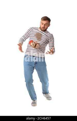 Gestresster junger Mann Tropfen Tassen Kaffee auf weißem Hintergrund Stockfoto