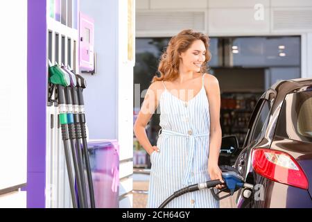 Tanken Frau Auto auf Tankstelle Stockfoto