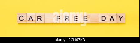 Text Car Free Day auf gelbem Hintergrund. Konzept der Welt Auto freien Tag am 22. September. Draufsicht - Bild Stockfoto