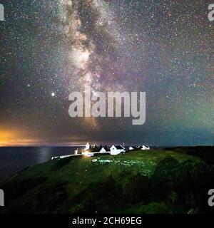 Anvil Point Lighthouse, Swanage, Dorset, Großbritannien. September 2020. Wetter in Großbritannien. Das galaktische Zentrum der Milchstraße leuchtet hell am klaren Nachthimmel über dem Anvil Point Lighthouse in Swanage in Dorset. Bild: Graham Hunt/Alamy Live News Stockfoto