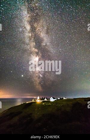 Anvil Point Lighthouse, Swanage, Dorset, Großbritannien. September 2020. Wetter in Großbritannien. Das galaktische Zentrum der Milchstraße leuchtet hell am klaren Nachthimmel über dem Anvil Point Lighthouse in Swanage in Dorset. Bild: Graham Hunt/Alamy Live News Stockfoto