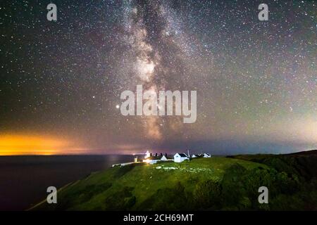 Anvil Point Lighthouse, Swanage, Dorset, Großbritannien. September 2020. Wetter in Großbritannien. Das galaktische Zentrum der Milchstraße leuchtet hell am klaren Nachthimmel über dem Anvil Point Lighthouse in Swanage in Dorset. Bild: Graham Hunt/Alamy Live News Stockfoto