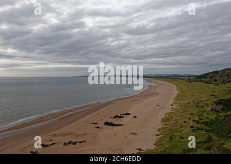 Der lange Sandstrand im St Cyrus Nature Reserve, ein unberührtes Stück Küste im Osten Schottlands in der Nähe von Montrose. Stockfoto