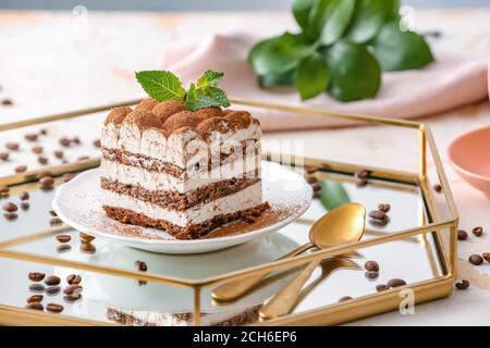 Tablett mit leckeren Tiramisu auf dem Tisch Stockfoto