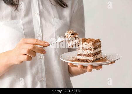 Frau essen lecker Tiramisu, Nahaufnahme Stockfoto