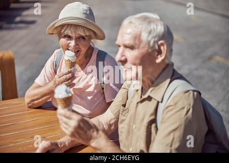 Erfreut ältere Frau genießen sie ein leckeres Dessert Stockfoto