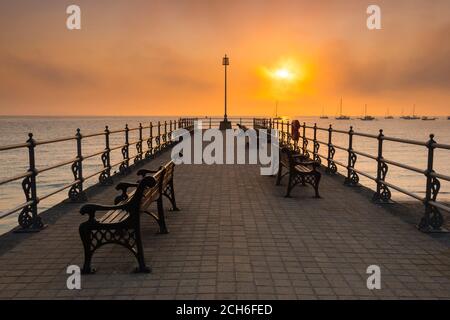 Swanage, Dorset, Großbritannien. September 2020. Wetter in Großbritannien. Bei Sonnenaufgang rollt Nebel über das Meer und verdeckt die aufgehende Sonne, die vom Banjo Pier in Swanage in Dorset aus betrachtet wird, während die Mini-Hitzewelle anhält. Bild: Graham Hunt/Alamy Live News Stockfoto