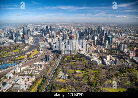 Melbourne City Aerial View Panorama Skyline Cityscape. Fitzroy Gardens, Federation Square, Princes Bridge am Yarra River vom Hubschrauber aus. Stockfoto