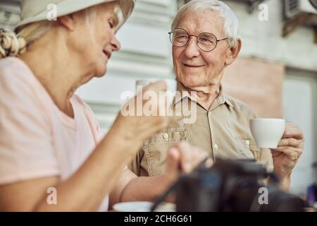 Zwei Rentner sitzen in einem Café im Freien Stockfoto