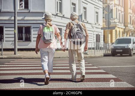 Ein verheiratetes Paar, das auf der anderen Straßenseite ging Stockfoto