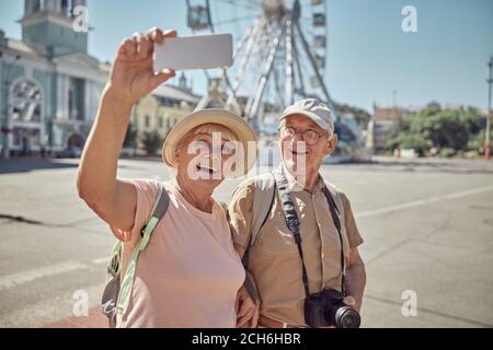Glückliches kaukasisches Touristenpaar, das Fotos von sich selbst macht Stockfoto
