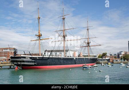 Portsmouth, Großbritannien - 8. September 2020: Die historische HMS Warrior - Großbritanniens erstes eisernes Schlachtschiff - vom Meer aus gesehen in Portsmouth Harbour, Ham Stockfoto