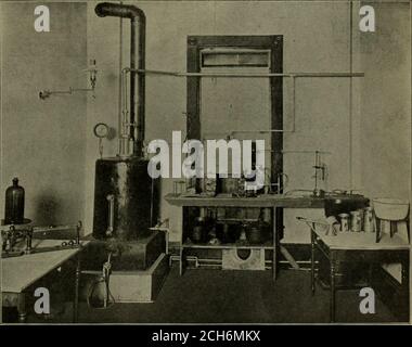 . Eisenbahnmeistermechaniker [Mikroform] . Abb. 4. – GALENA LABOR – Destillierraum.. Abb. 5 – GALENA LABOR – Kesselraum. In unseren Ansichten sind viele interessante Apparate gezeigt, die bei der Untersuchung und Untersuchung von Ölen und Materialien eingesetzt werden, die in die Verrundung der Galena-Öle, des Ventil- und Signalöls eintreten.eine dieser Ansichten (siehe Abb. 12) zeigt eine Reihe von Viskosimetern unterschiedlicher Bauformen und Prinzipien zur Bestimmung der sogenannten Viskosität, des Körpers, von Schmierölen und anderen Flüssigkeiten. Anotherview (siehe Abb. 1) zeigt mikroskopische Outfits, Foto-Mikro-Apparat für die st Stockfoto