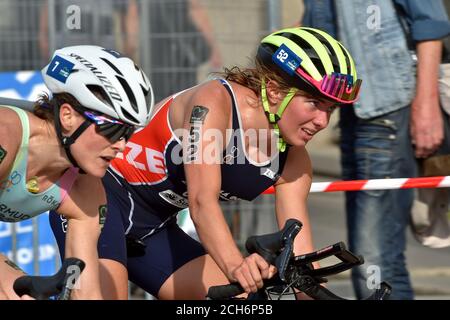 Karlsbad, Tschechische Republik. September 2020. Triathlon-Weltcup-Rennen in Karlovy Vary, Tschechische Republik, am 13. September 2020. L-R Flora Duffy aus Bermuda und Tereza Zimovjanova aus Tschechien. Kredit: Slawomir Kubes/CTK Foto/Alamy Live Nachrichten Stockfoto