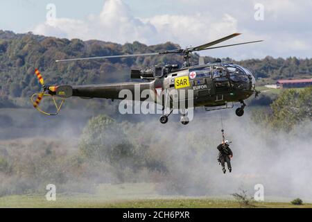 Soldaten ben Luftrettung durch österreichischen Hubschrauber Aérospatiale Alouette III Während der militärischen Übung „Quick Response 2016“ in Bosnien Stockfoto